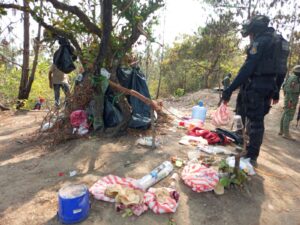 Localiza Policía Estatal campamento clandestino y asegura municiones, droga y equipo táctico en Tecoanapa
